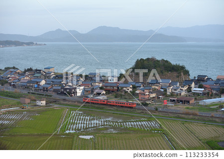 在山陰線上運行的兩輛 Kiha 47 系列普通列車 113233354