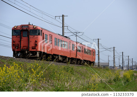 在山陰線上運行的兩輛 Kiha 47 系列普通列車 113233370