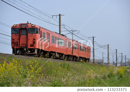 在山陰線上運行的兩輛 Kiha 47 系列普通列車 113233371