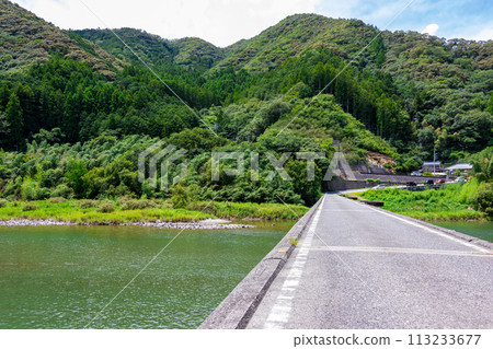 The Nagoya Submerged Bridge over the downstream of the Niyodo River and blue skies in Kochi Prefecture in summer 113233677