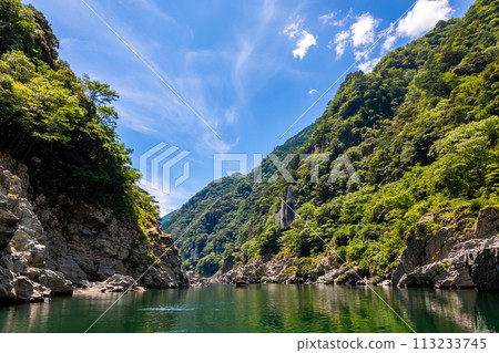 流經大步危峽的吉野川和從大步危峽觀光船看到的藍天 113233745