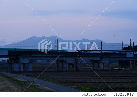鬼怒川大橋附近運行的東北新幹線 113233918