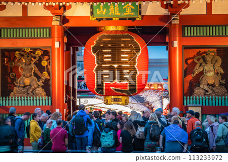 日本東京的城市景觀淺草寺和雷門擠滿了外國遊客。 ……走出新冠…邁向希望時代 = 17th 113233972