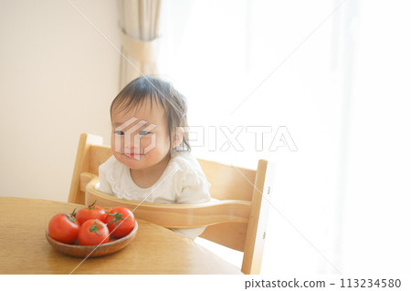 餐桌上微笑的嬰兒 113234580