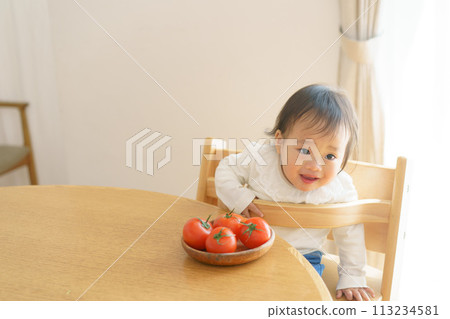 餐桌上微笑的嬰兒 113234581
