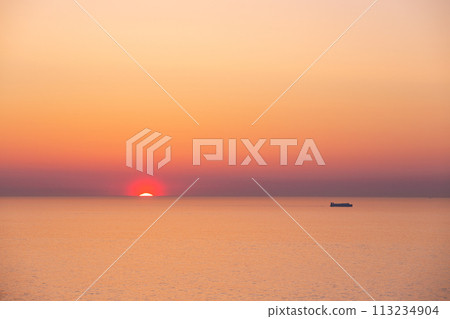 Spectacular sunrise 113234904