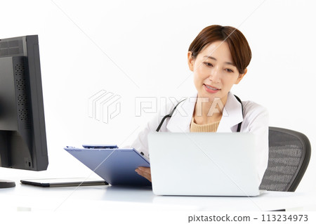 穿白大褂的女子線上醫療 113234973