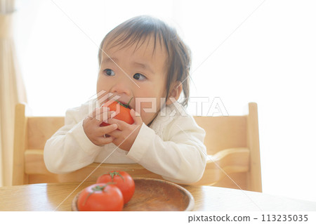 寶寶咬西紅柿 113235035