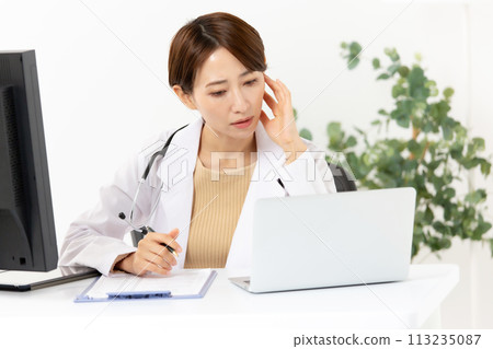 Woman in white coat online medical consultation Woman in white coat online medical consultation 113235087