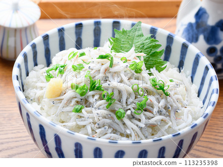 Pot-fried shiitake on rice 113235398