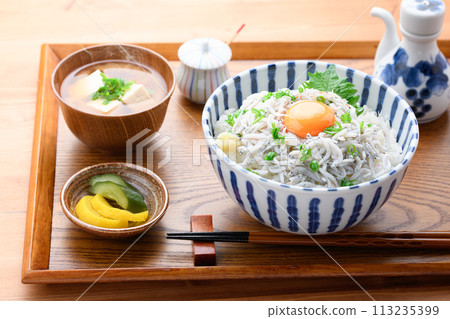 Pot-fried shiitake on rice 113235399