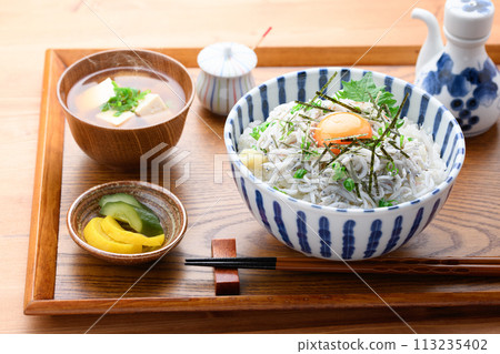 在米飯上炒香菇 113235402