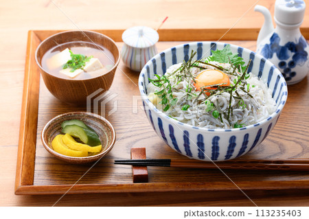 Pot-fried shiitake on rice 113235403