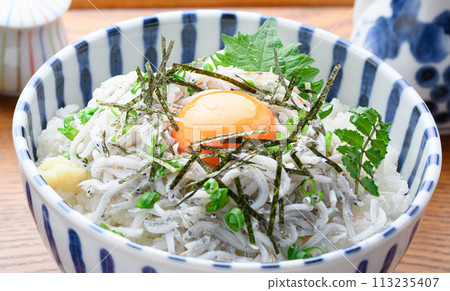 在米飯上炒香菇 113235407