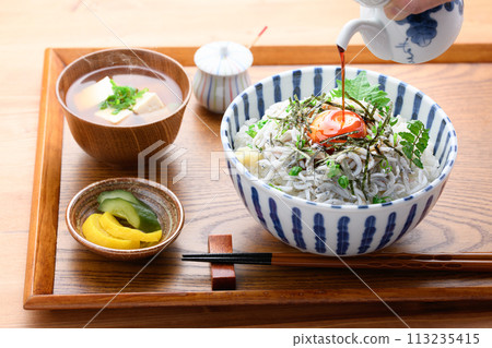 在米飯上炒香菇 113235415