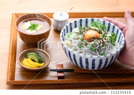 在米飯上炒香菇 在米飯上炒香菇 113235419
