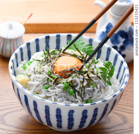 在米飯上炒香菇 113235421