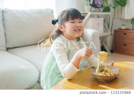 孩子吃食物 113235860