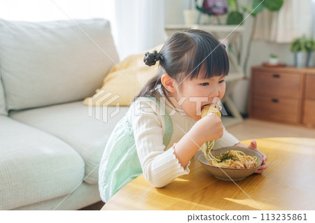 孩子吃食物 113235861