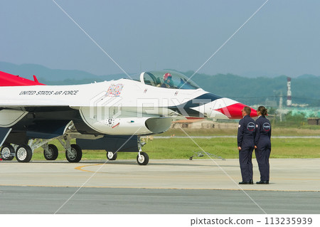 美國空軍「雷鳥」特技飛行表演隊升空 美國空軍「雷鳥」特技飛行表演隊升空 113235939