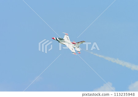 美國空軍特技飛行隊「雷鳥」慢滾 113235948