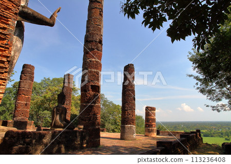 從泰國北部古都素可泰的世界文化遺產素可泰歷史公園山上的薩潘欣寺俯瞰 113236408