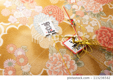 New Year's decorations and Japanese-patterned fabric 113236582