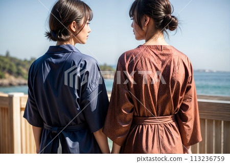 兩個穿著浴衣的女人沿著海邊散步 113236759