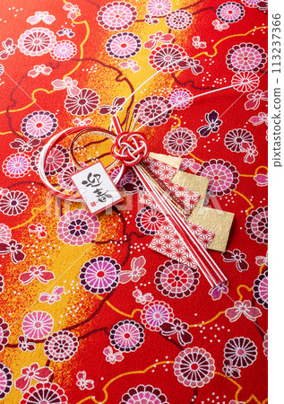 New Year's decorations and Japanese-patterned fabric 113237366