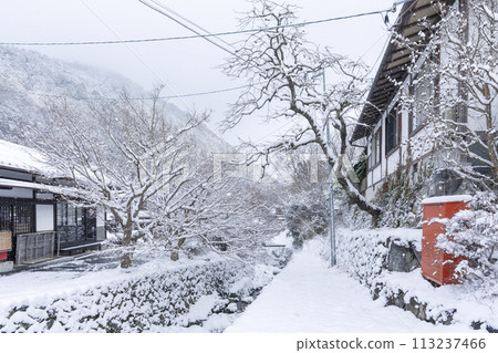Winter in Kyoto, Ohara, snowy road to Sanzen-in Temple 113237466