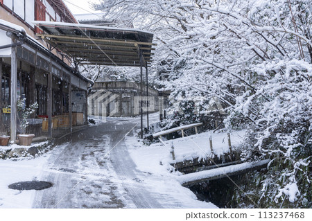 冬天的京都大原，三千院參道的雪景 113237468