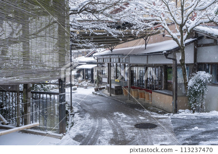 Ohara, Kyoto in winter, the snowy scenery of the approach to Sanzen-in Temple Ohara, Kyoto in winter, the snowy scenery of the approach to Sanzen-in Temple 113237470