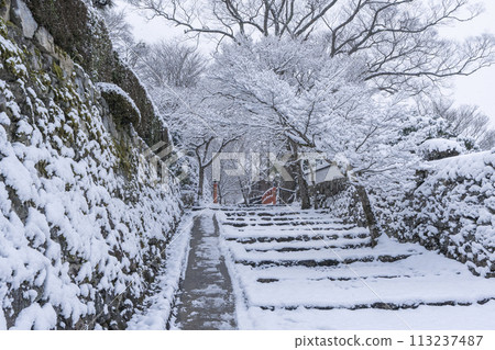 冬天的京都大原,三千院參道、千穗橋(三明橋)的雪景 冬天的京都大原,三千院參道、千穗橋(三明橋)的雪景 113237487