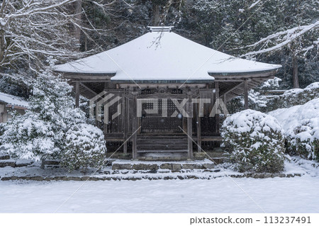 冬天的京都大原，雪中的法華堂 113237491