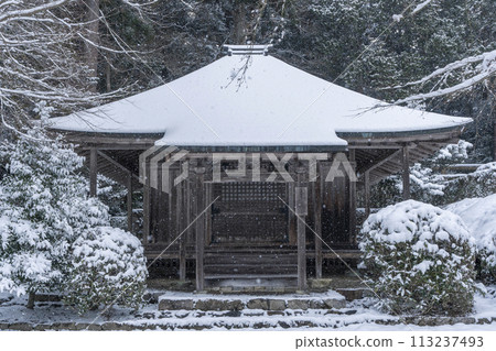 Ohara, Kyoto in winter, Hokke-do Hall in the snow 113237493