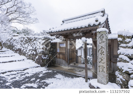 Winter in Kyoto, Ohara, snowy scenery at Jikkoin Temple Winter in Kyoto, Ohara, snowy scenery at Jikkoin Temple 113237502