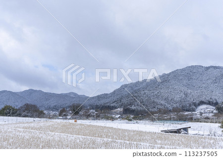 Winter in Kyoto, Ohara: Snow-covered village as far as the eye can see Winter in Kyoto, Ohara: Snow-covered village as far as the eye can see 113237505