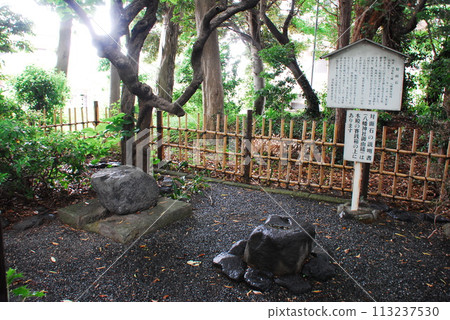 黃瀨川八幡神社境內的賴朝義經面石（靜岡縣駿東郡清水町） 113237530