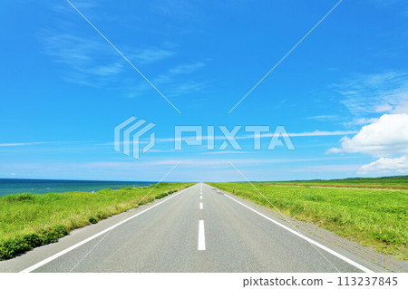 藍天和Orolon線在北海道夏天 113237845
