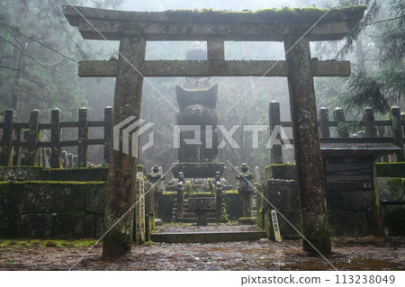 雨中冒煙的高野山，和歌山縣鬚根院墓地 113238049
