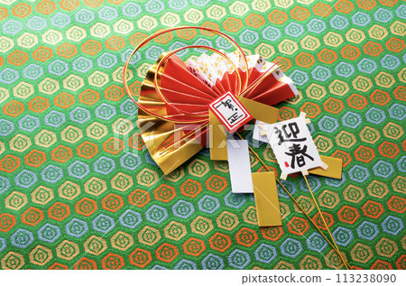 New Year's decorations and Japanese-patterned fabric 113238090