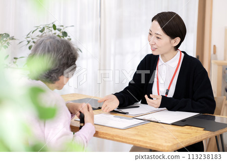 進行長期護理保險認定調查的護理經理 長期護理支援專家 113238183