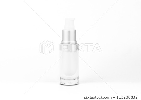 Mock-up an empty container a cream pump bottle for cosmetic, isolated on white background with clipping path. 113238832