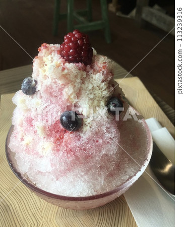 Berry shaved ice 113239316