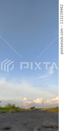 Rice farming on the edge of the mountain and beautiful roads with beautiful clouds in the afternoon and evening 113239462