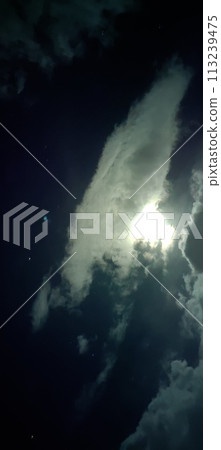 The appearance of the sky with beautiful clouds and the moon on a very quiet night 113239475
