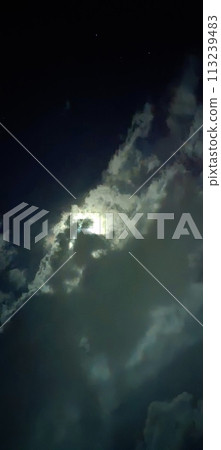 The appearance of the sky with beautiful clouds and the moon on a very quiet night 113239483
