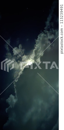The appearance of the sky with beautiful clouds and the moon on a very quiet night 113239491