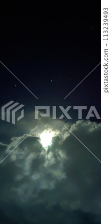 The appearance of the sky with beautiful clouds and the moon on a very quiet night 113239493