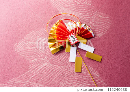 New Year's decorations and Japanese-patterned fabric 113240688